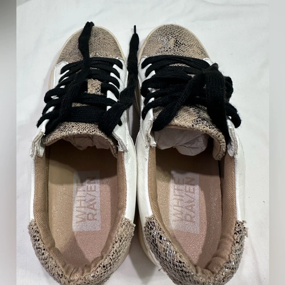 Sporty chic versatile white and gold snake print sneakers black star size 6